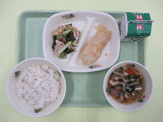 麦ご飯・ 牛乳・ かれいのレモン風味・ しゃぶしゃぶサラダ ・大根のみそ汁（煮干しだし）