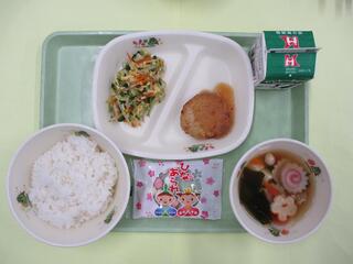 ご飯・牛乳・ 豆腐ハンバーグおろしソース・ 菜の花和え・ おふのすまし汁・ ひなあられ