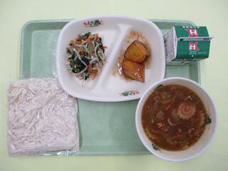 カレーうどん (ソフト麺･カレーうどん汁)・ 牛乳・ みそ大学いも・ 小松菜ともやしのサラダ