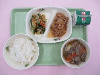 肉みそそぼろ丼（ご飯･肉みそそぼろ）・ 牛乳・ ごま和え・ さつま汁