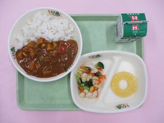 野菜たっぷりカレーライス (麦ご飯･野菜たっぷりカレー) ・牛乳・ ブロッコリーのサラダ ・パインアップル