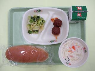 コッペパン・ 牛乳・ ミートボール・ グリーンサラダ ・ホワイトシチュー