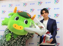 花畑贈呈で楢崎選手とまいりゅうのツーショット