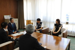 歓談には、妻の野口さんも同席