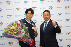 楢崎選手と市長で記念撮影