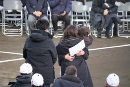 卒団生と親御さんの写真