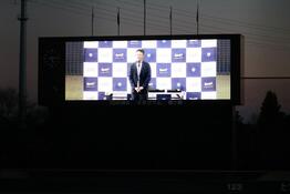 監督挨拶の様子投影