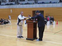 スポーツ少年団功労者表彰で、教育長より教育長賞を授与される受賞者。