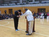 スポーツ少年団功労者表彰で、本部長より特別功労賞を授与される受賞者。