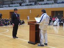 スポーツ少年団功労者表彰で、本部長より功労賞を授与される受賞者。