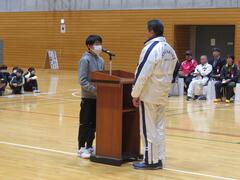 スポーツ少年団本部交流大会。本部長に選手宣誓を行う馴柴サッカースポーツ少年団の団員。