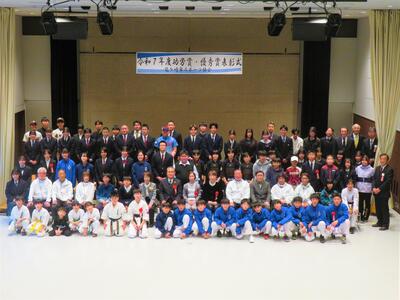 表彰式全体の集合写真