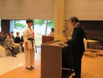 小学生代表の受領の様子