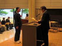 高校生代表の表彰の様子