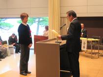 功労賞の受領の様子