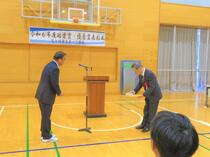 功労賞の受領の様子