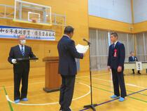 中学生代表の受領の様子
