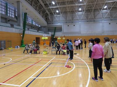 まいりゅうコロコロ大会の試合風景1。投げたボールの行方を見守る選手。