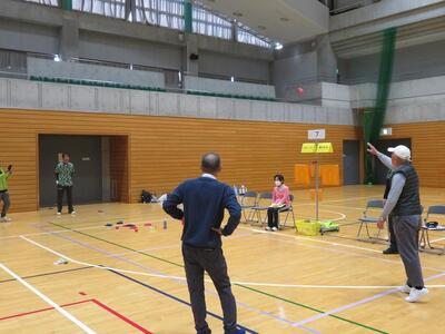まいりゅうコロコロ大会の試合風景2。ボールを投げる男性。