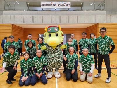 まいりゅうそっくりな唐草模様の衣装のスポーツ推進委員とまいりゅう。