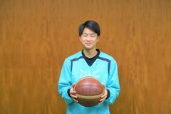 バスケットボールを持っている倉井選手