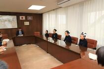 萩原市長と選手たちが歓談している様子