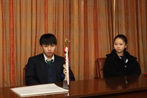 萩原市長と選手たちとの歓談の様子