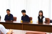 席に座り、萩原市長と選手たちの歓談の様子