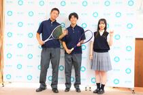 選手たちがラケットとボールを持って記念撮影の様子