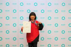 メダルを首にかけ、賞状を持っている渡部選手
