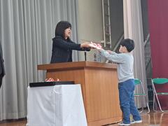 ４