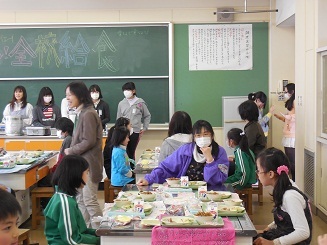 給食の様子1