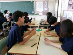 全校生徒で、平和への祈りを込めて鶴を折りました。