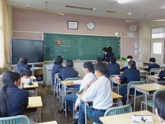 学級委員を中心に、委員会や係を決めました。