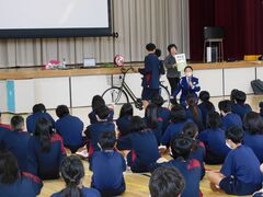 交通安全講習　強風のため急遽体育館での開催に変更。お巡りさんからほめられました。