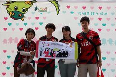 ファンクラブ会員1,000人目の渡辺さまご家族の写真
