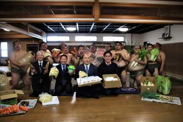 差し入れとともに集合写真
