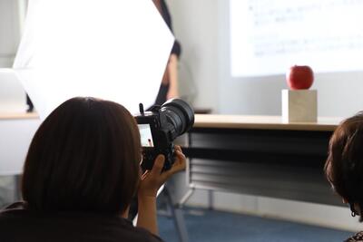 リンゴを撮影する参加者